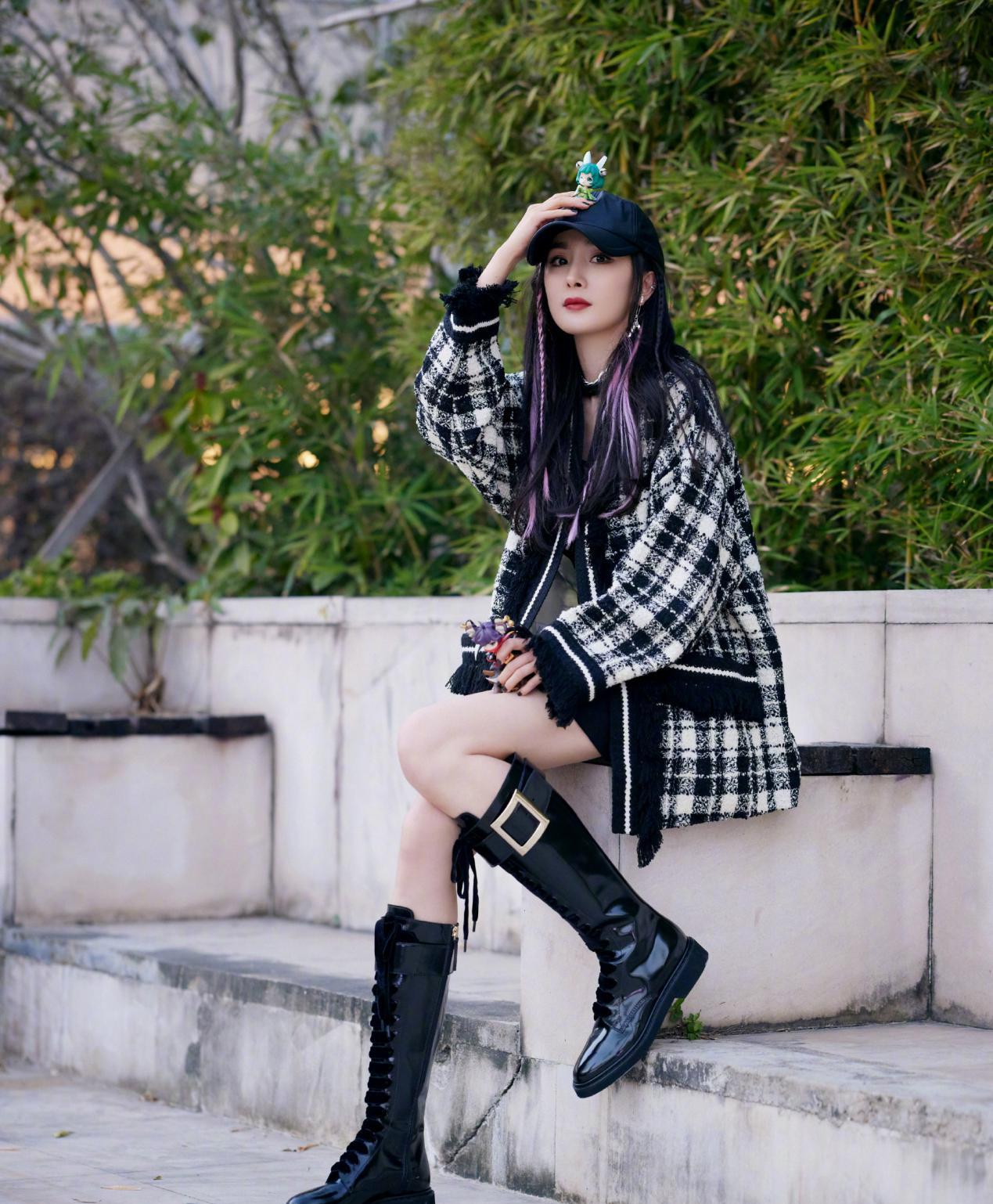 本人|辣妈杨幂用一件“格纹外套”穿出游戏少女感，减龄但又不缺女人味