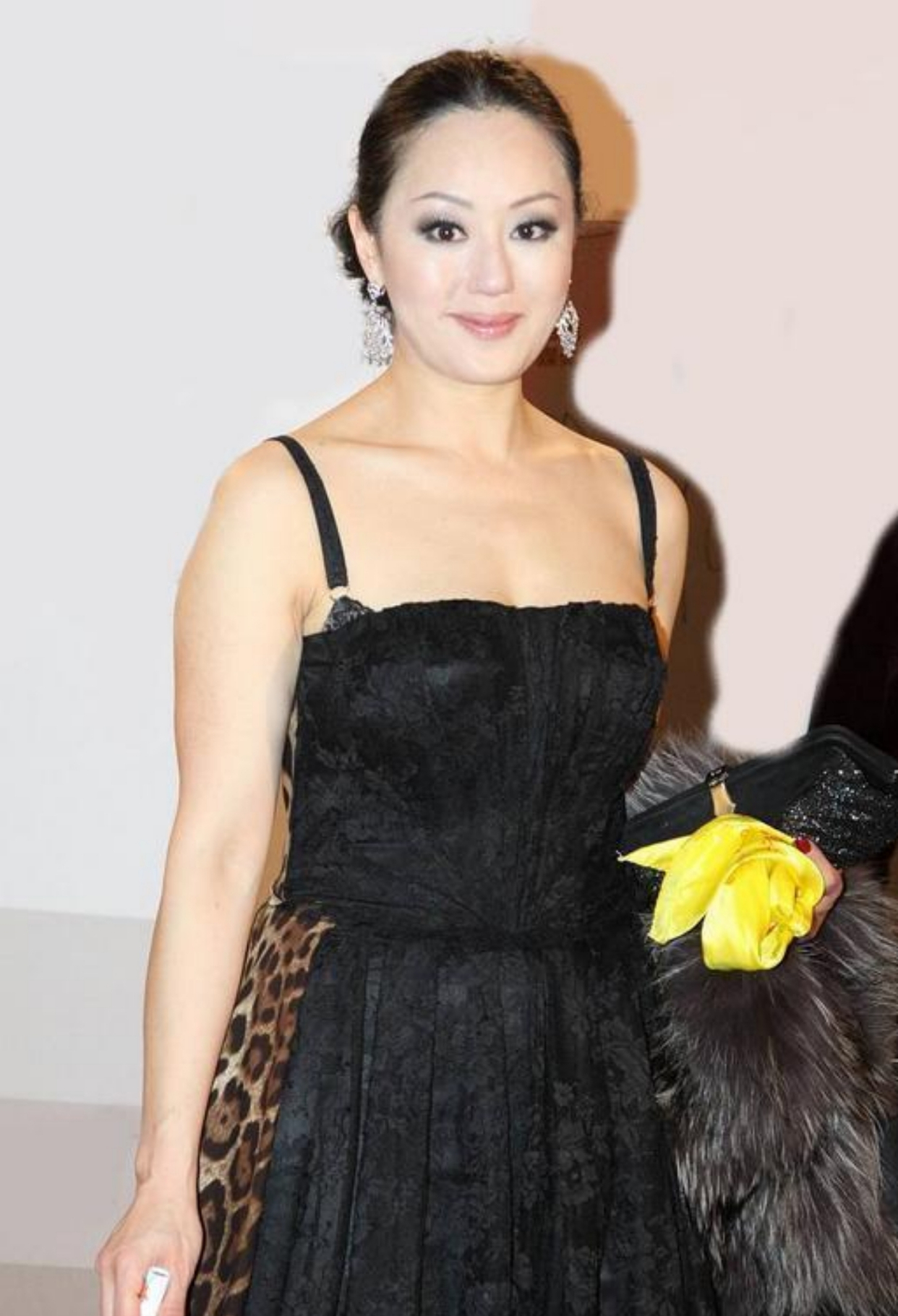 原创章小蕙虽然身材微胖穿蕾丝吊带裙却很显气质一张旺夫脸最抢镜