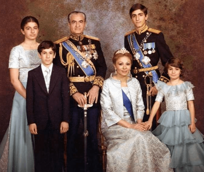 王后现状曝光,亮相公墓祭奠女儿,美人迟暮流亡海外_法拉赫·巴列维