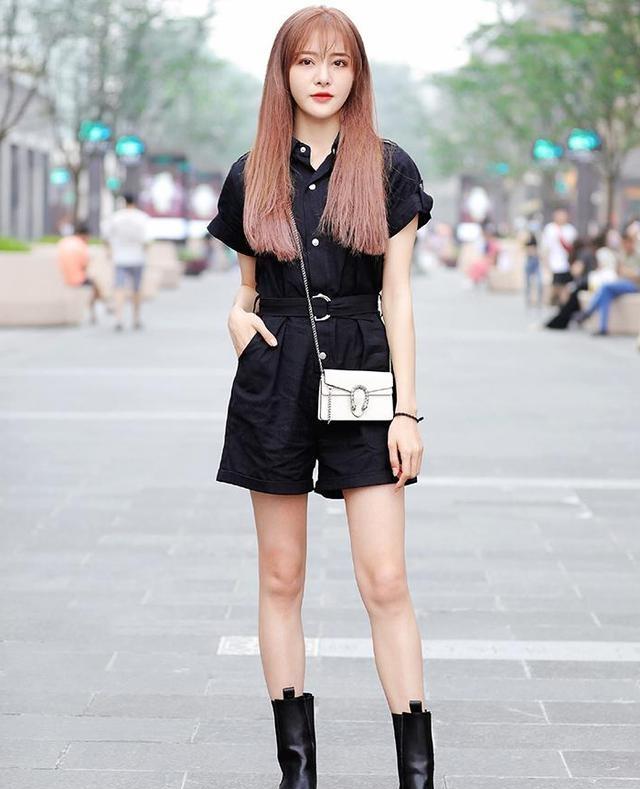 原创肤色白皙的女生穿黑白格子衬衫青春有活力