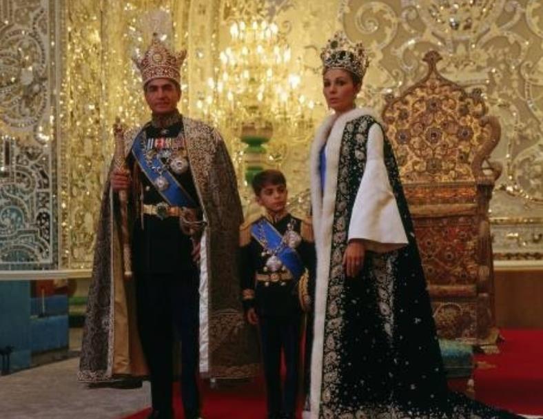 原创伊朗末代王后现状曝光亮相公墓祭奠女儿美人迟暮流亡海外