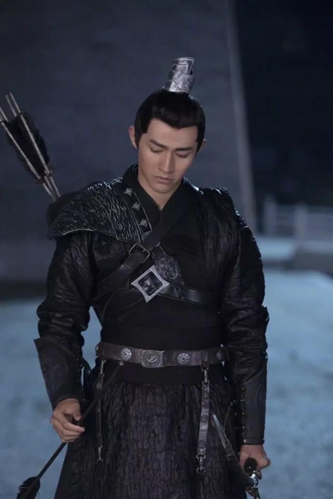 随着电视剧的播出,人们发现李子峰在《庆余年》中扮演的"颜晓怡",虽然