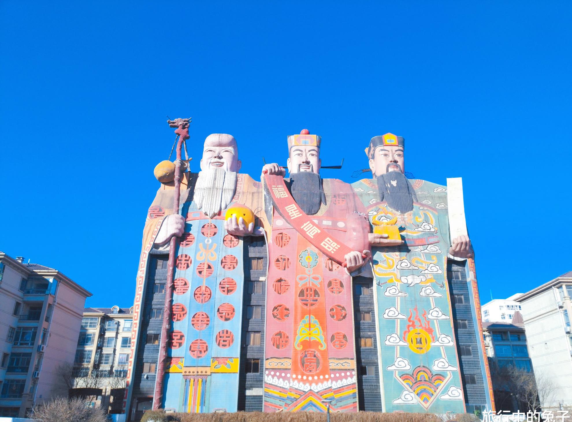 河北"搞笑"的建筑,远看像三尊雕塑,近看是酒店大楼