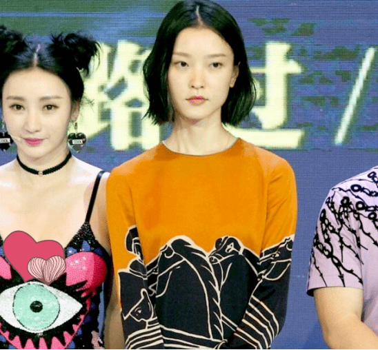 出席电影活动时,杜鹃妆容发型衣着造型都很低调朴素,却胜过了身边造型