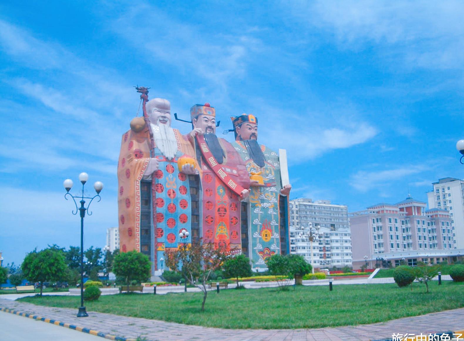 河北"搞笑"的建筑,远看像三尊雕塑,近看是酒店大楼