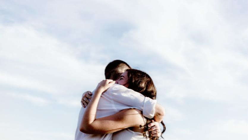 以后咱们就要像凡人1样和本人的婆婆相处了，关于本人的婆婆你不可以抱着