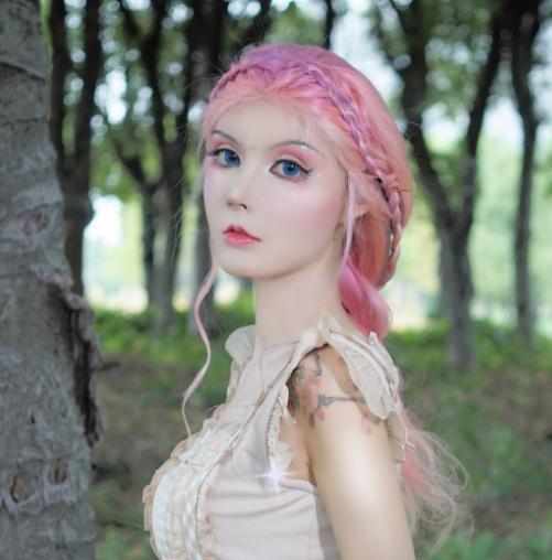 迪丽拉为男友放弃公主裙穿回正常人的衣服网友却觉得不适合