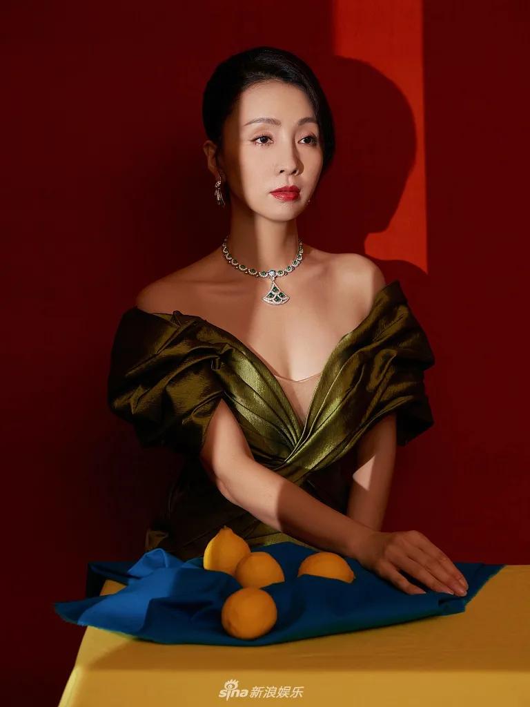 陶虹穿牛油果绿深v长裙太妩媚了雪肤娇嫩性感迷人