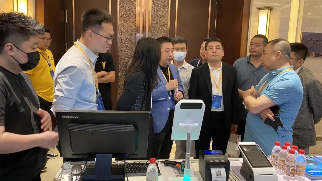 其中郑州丹尼斯总经理王磊,河北惠友集团董事长张健,信阳西亚和美总