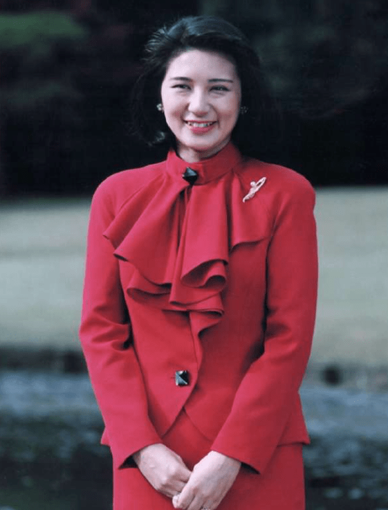 好在2001年雅子终于诞下爱子公主,她才能稍微放松一些,可是只生下公主