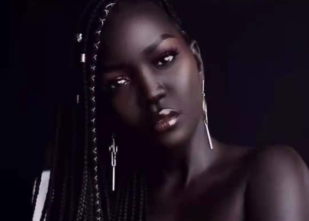 皮肤最黑的美女 晚上根本看不到人 的特点