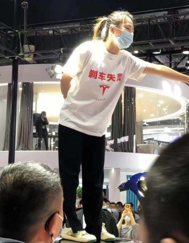 特斯拉女车主被扒出新疑点蔚来汽车无辜躺枪这是围魏救赵