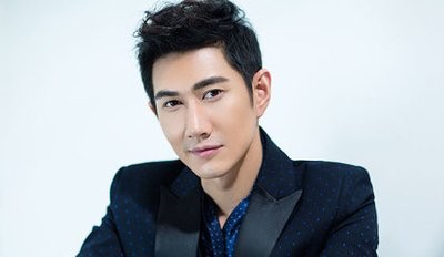 在《十八岁的天空》中何明翰出演的是一个小配角是学生徐天翔,这是他