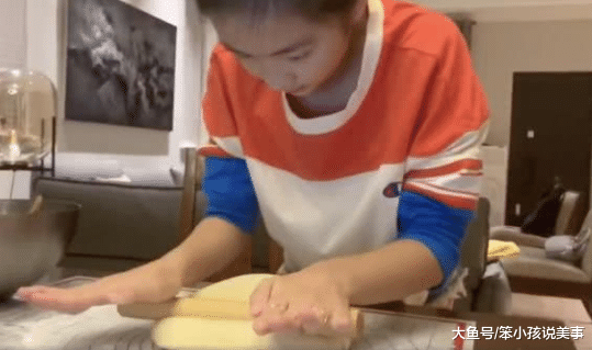 开云 开云体育官网黄磊晒女儿做面包娴熟做法让网友点赞黄小厨有接班人了！