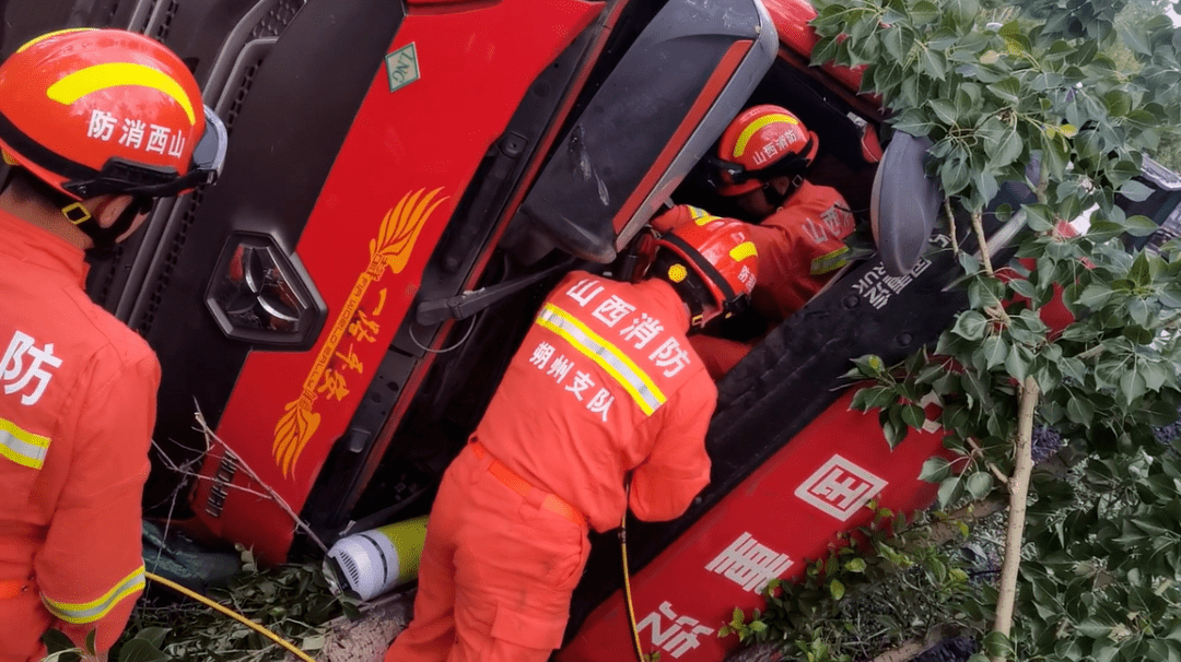 紧急救援朔州一辆半挂车侧翻司机被困