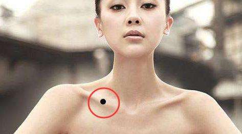 ② 锁骨有善痣君王夫的位置在女子右边额头福德宫附近,靠近发际线的