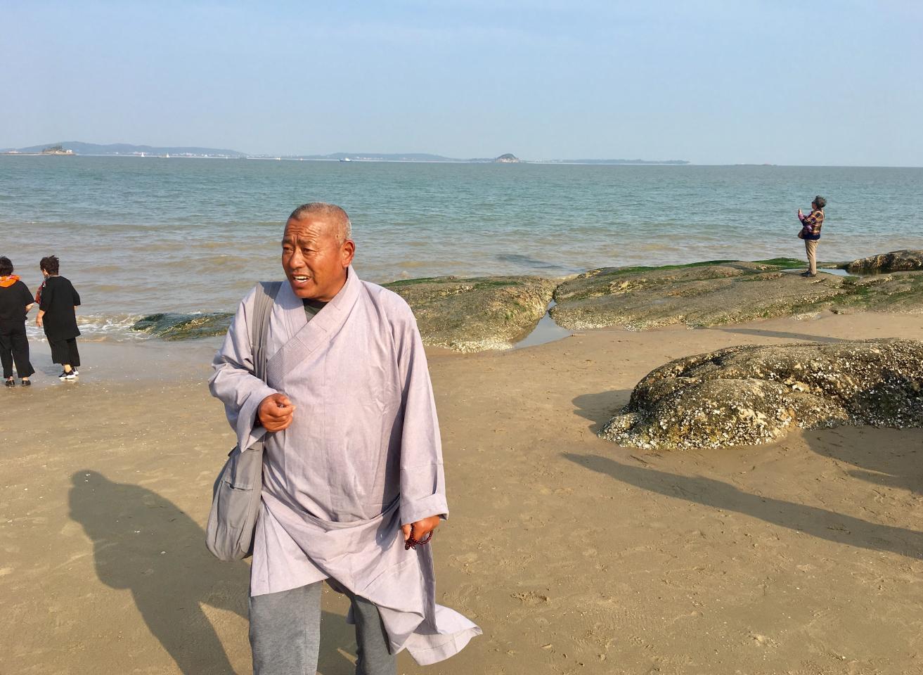 厦门环岛路上的假和尚主动向游客搭讪行骗为何能蹦跶这么久