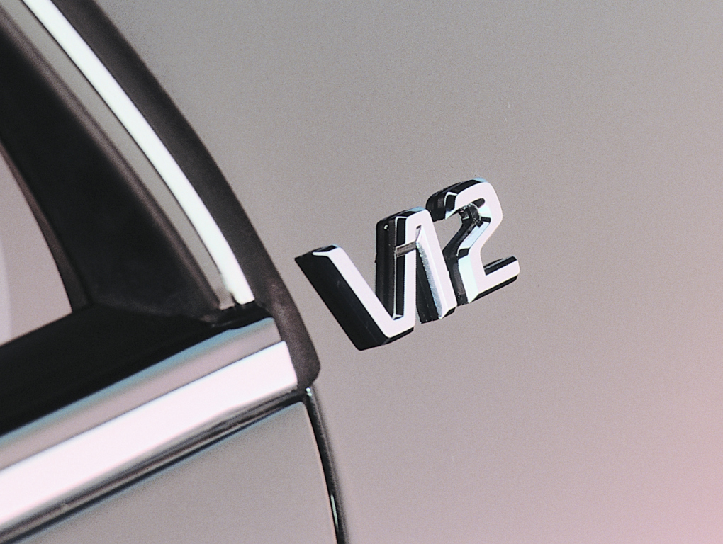 顶配车型在c柱之上拥有v12的标识,车辆尾部,最有意思的就是凹凸不平的