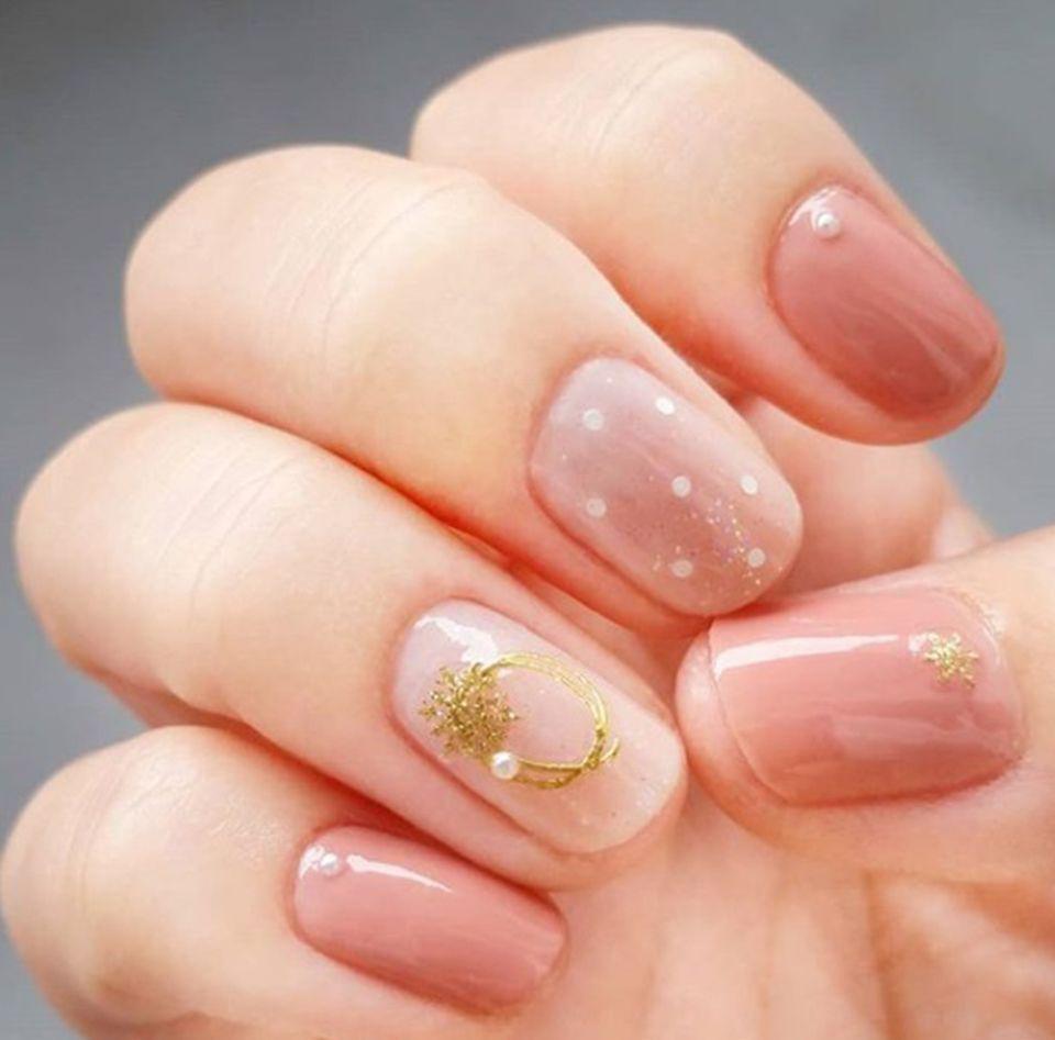 赵露思,宋茜爱不释手的裸粉色更温柔_手指甲