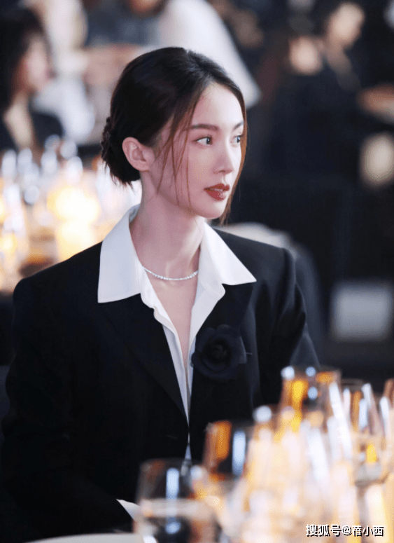 金晨换了风格像换了个人,一身黑白配简约大气,舞蹈家气质无敌了_西装
