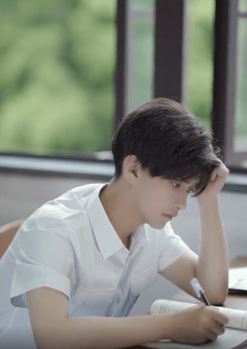 网红楚淇晒高中素颜照,皮肤黝黑穿着土气发际线高一点也不帅,如今完成