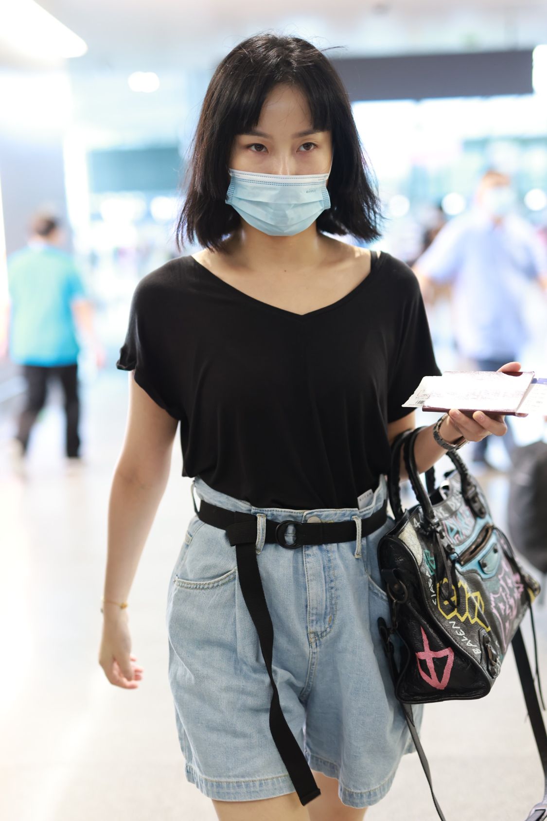 原创黄龄和妈妈出行,素颜肌肤蜡黄憔悴,没有同行的妈妈漂亮!