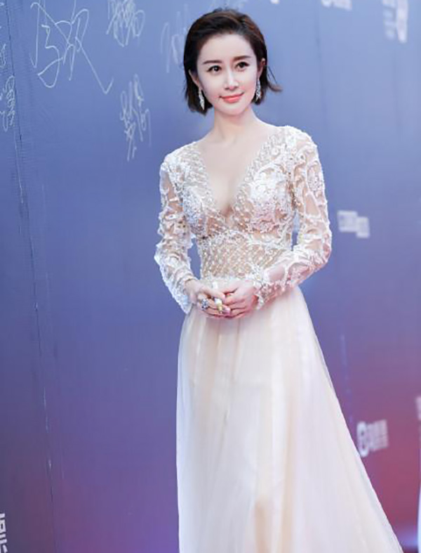 原创舒畅4年前商演旧照穿镂空装气质优雅侧身摆拍状态傲人