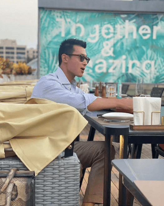 朱珠挺孕肚工作获老公王昀佳贴心陪伴,收工后俩人开心就餐超甜蜜