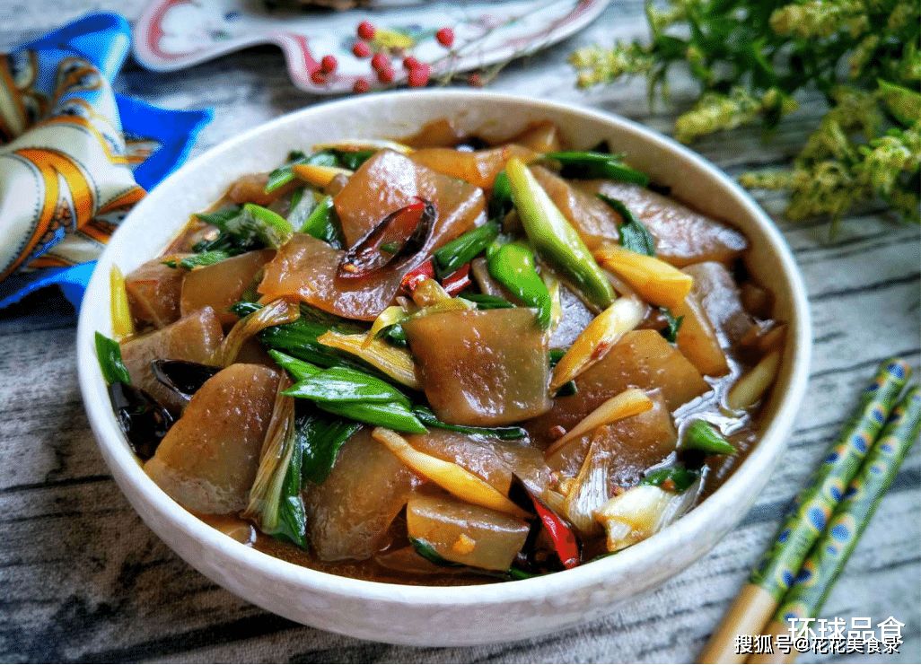 难度分析:魔芋豆腐和大蒜苗的选择很关键,魔芋豆腐要焯水一会儿,还