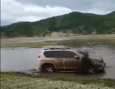 男子驾驶硬派越野车挑战渡河 遇险后侥幸逃脱 却因不会游泳遇难 悲剧