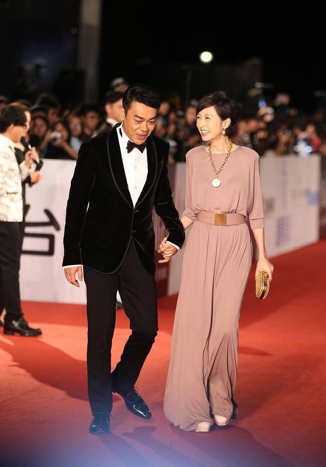 原创郭蔼明的五官仍然很精致但脖子上的皮肤真挺松弛的