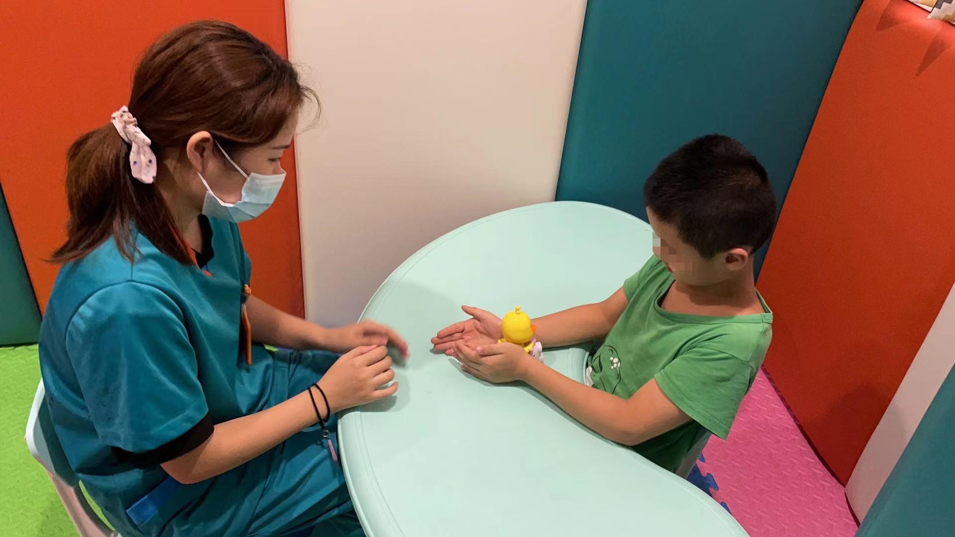 天使科普:自闭症孩子没眼神交流,该如何做对视训练?