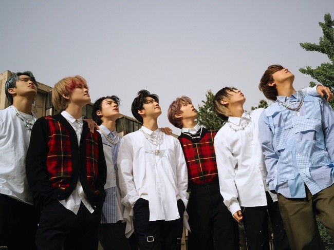 onewe,公开《雨中走来的少年》乐队表演视频…展示深厚的团队精神实力