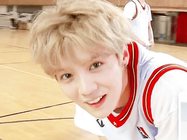 原创韩国捧出鹿晗平替发色抿嘴笑像复刻脱离滤镜却是黑胖五短身材