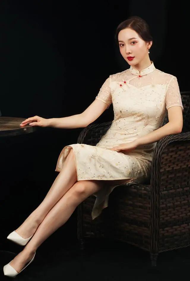 张俪在国外美到耀眼一袭刺绣旗袍尽显东方神韵太给国人长脸了