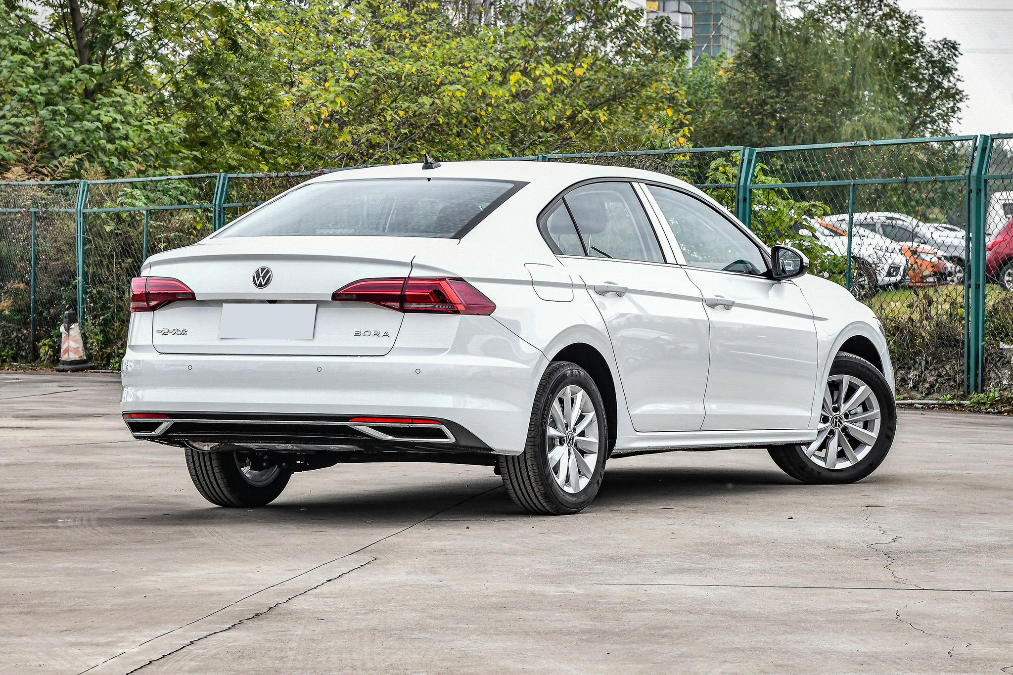 車身側面,車身尺寸長寬高是4663x1815x1462mm,軸距2688mm,車身比例