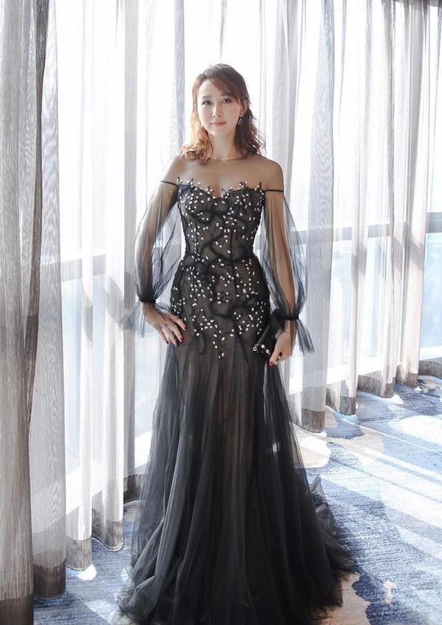 "百亿阔太"胡静放得开,穿薄纱半透礼服满身贵气感,不像42岁的人