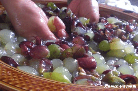 自酿葡萄加冰糖还是白糖 常常有人做错 难怪葡萄酒会变成醋 盖子