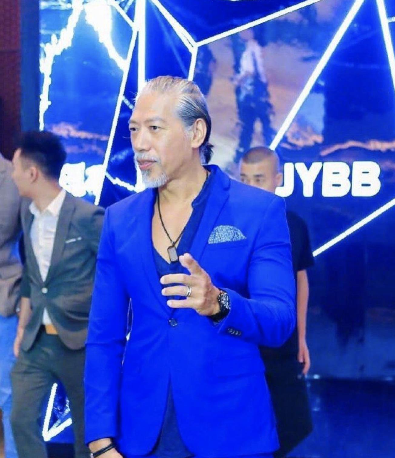 洗米华夫妇高调为干妈庆生张耀扬现身抢风头头发花白肌肉健硕
