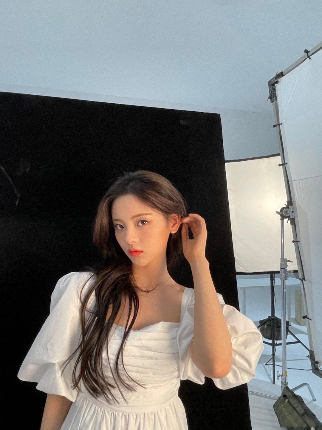 原创被杨超越新写真美到了穿水手制服配白丝袜清纯感满满