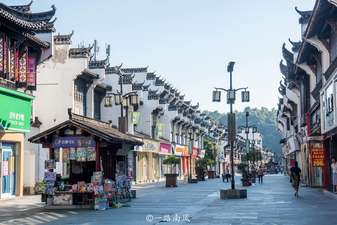江西婺源造了一条仿古步行街,游客虽然稀少,徽派建筑却很有特色