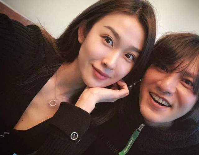 原创陈坤与准儿媳合影酷似同龄人镜头前搞怪毫无年龄差