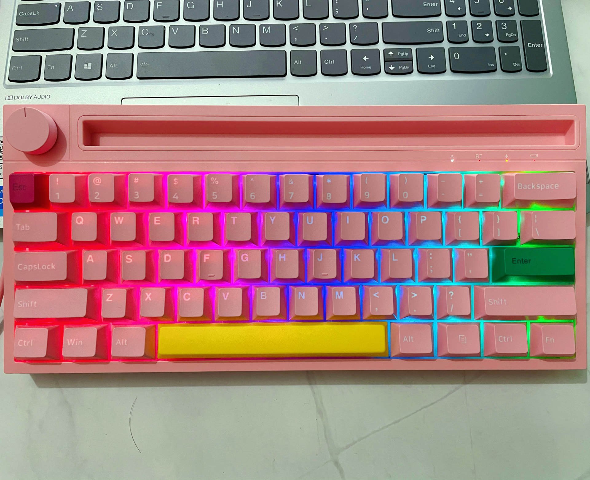 黑爵k620t无线机械键盘体验,小巧又精致,男生也配粉色键盘!_笔者