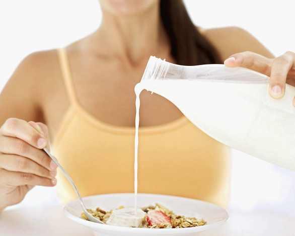 1睡前喝牛奶,应当相应减少晚餐的食量,以避免额外摄入热量而发胖