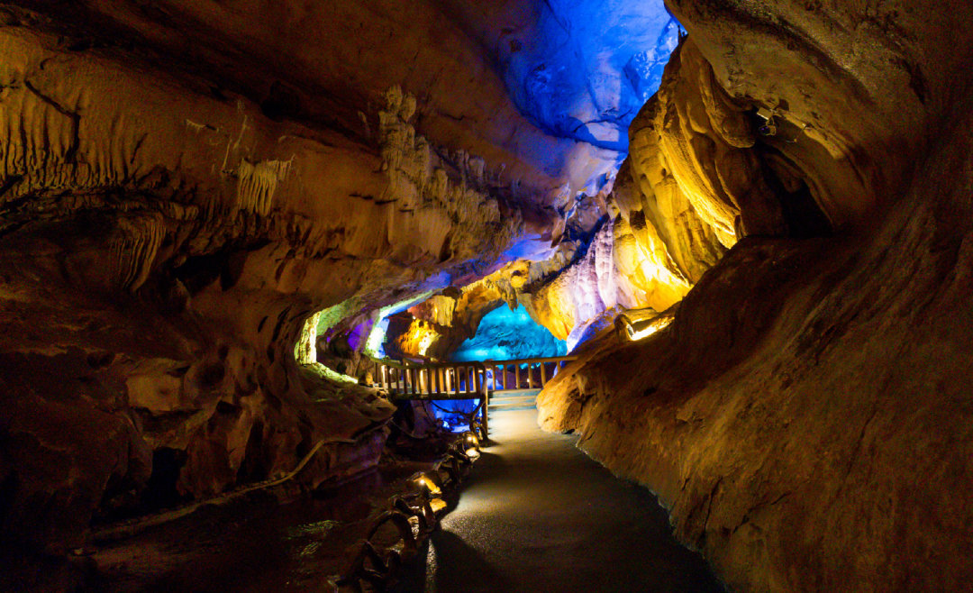 洞内钟乳挺拔,石笋丛生,石幔高挂, 石柱巍峨,石帘低垂,石瀑飞流,地下