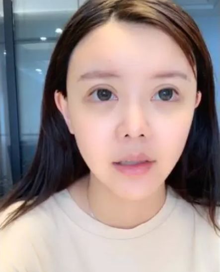 网红素颜出镜韩安冉皮肤干净小霸宠满脸痘遮不住高颜值