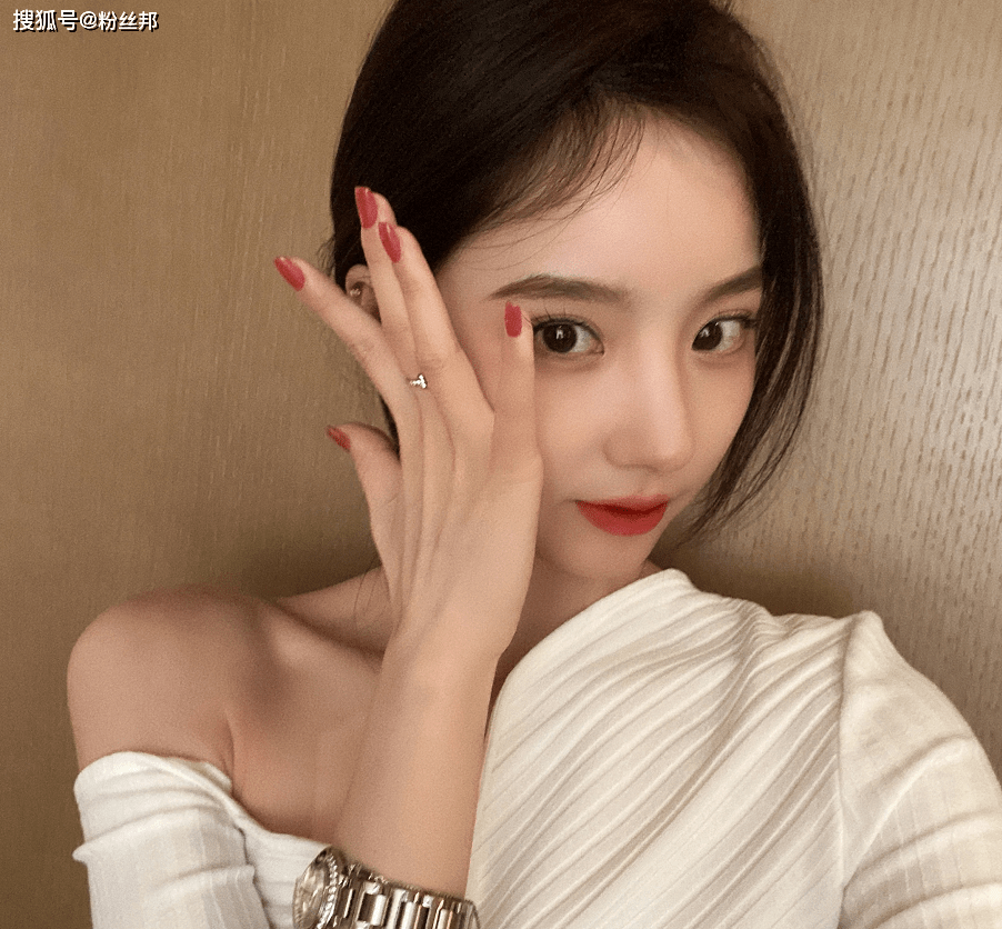 原创斗鱼姜允儿晒早年旧照从未对粉丝公开过被闺蜜纹成一字眉