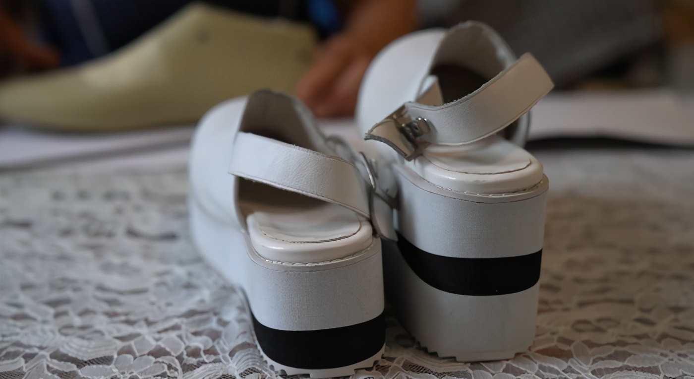 55岁lo娘帮2000残疾人改鞋,平时穿洛丽塔去买菜,既可爱又暖心