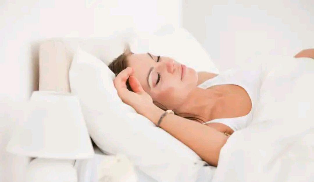 梦的迷雾，一早梦到一对不认识的情侣在我家床上睡觉的深层含义解析