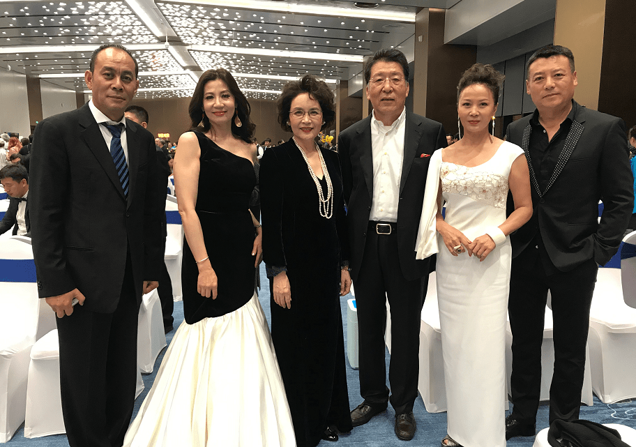 自然老去的宋晓英,和小1岁刘晓庆同框,状态真实难掩高级美感